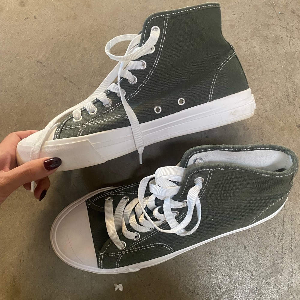 Converse looking shoes